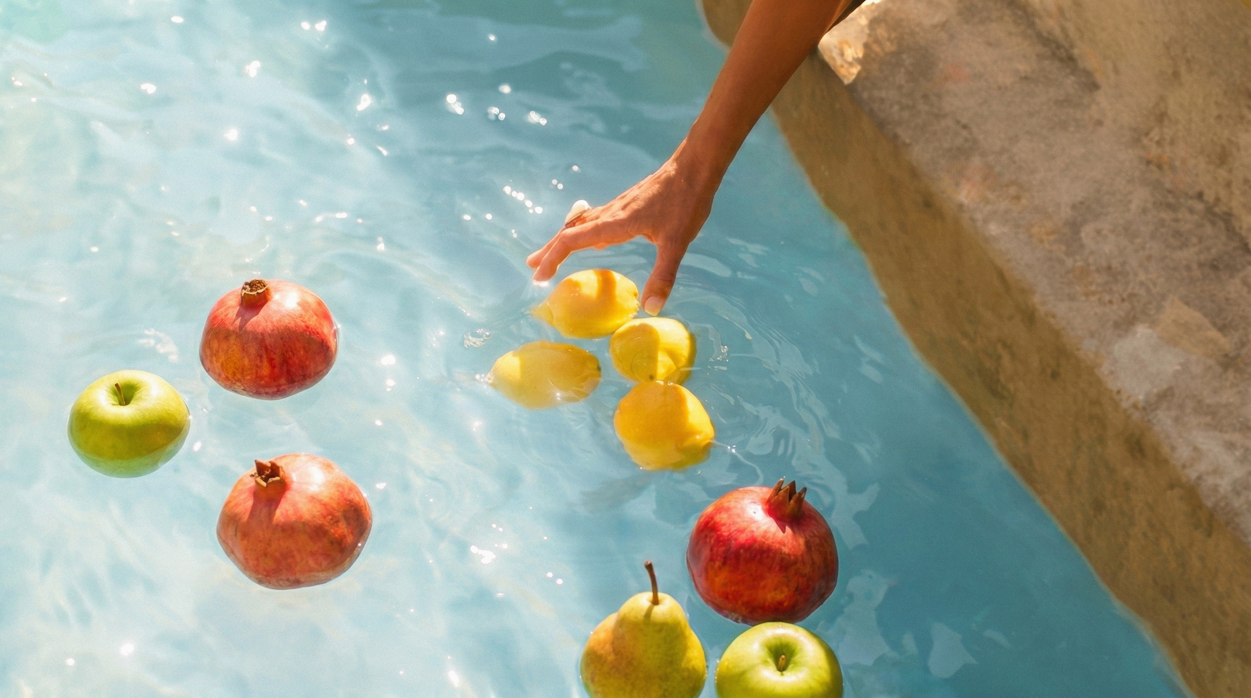 Spraga fruits in water